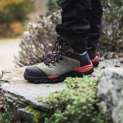 Chaussure de sécurité haute étanche S7S Colorado Solidur en situation