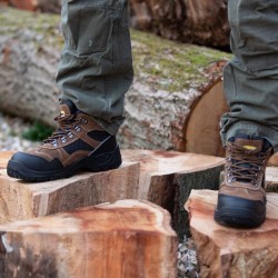 Chaussure de sécurité haute outdoor DEBAO S3L Solidur vue en situation